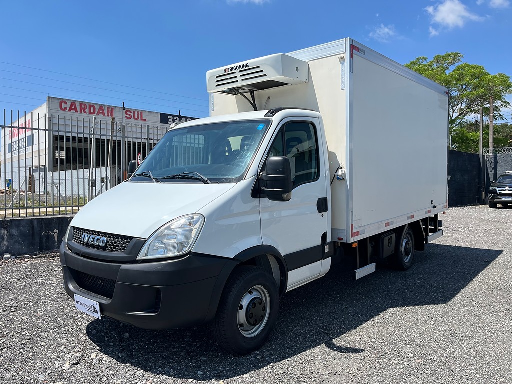 Caminhão IVECO DAILY 35s14 Baú Refrigerado ANO 2017 de Oto Junior Caminhões no Paraná