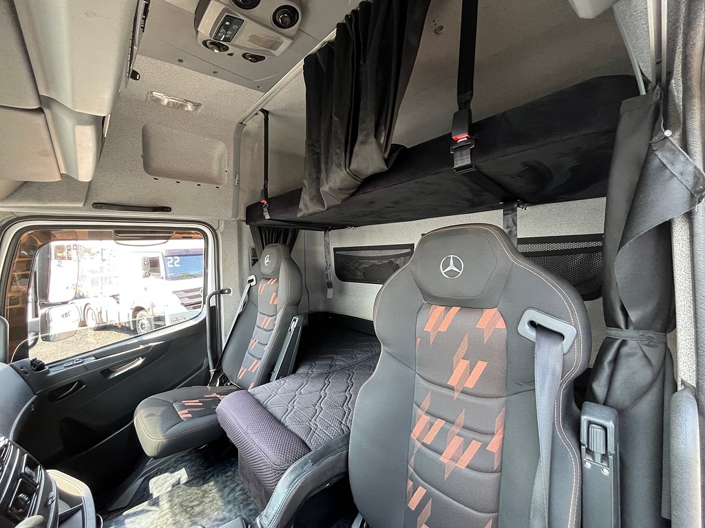 Caminhão MERCEDES BENZ MB 2536 Cavalo Mecânico ANO 2022 de Oto Junior Caminhões no Paraná