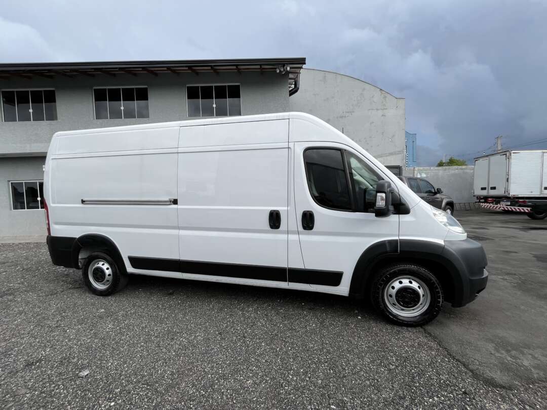 Caminhão ·UTILITÁRIO FIAT DUCATO MAXICARGO 2.3 Baú Furgão ANO 2019 de Oto Junior Caminhões no Paraná