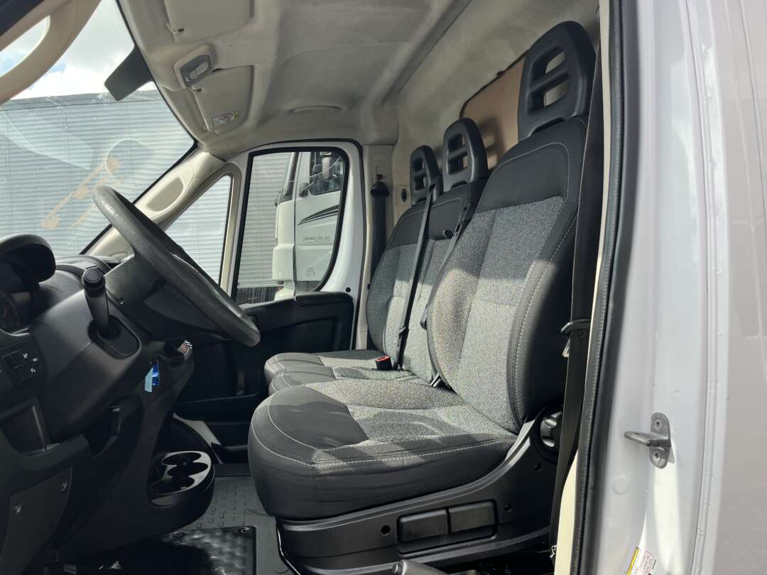 Caminhão ·UTILITÁRIO FIAT DUCATO MAXICARGO 2.3 Baú Furgão ANO 2019 de Oto Junior Caminhões no Paraná