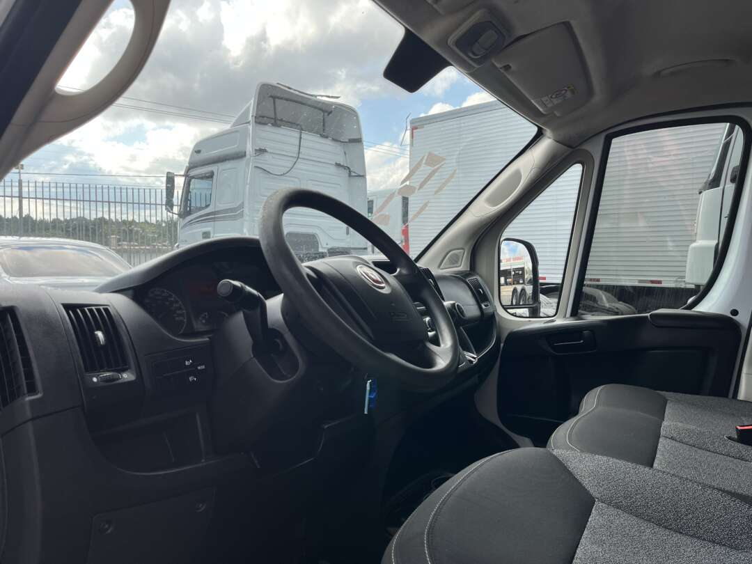 Caminhão ·UTILITÁRIO FIAT DUCATO MAXICARGO 2.3 Baú Furgão ANO 2019 de Oto Junior Caminhões no Paraná