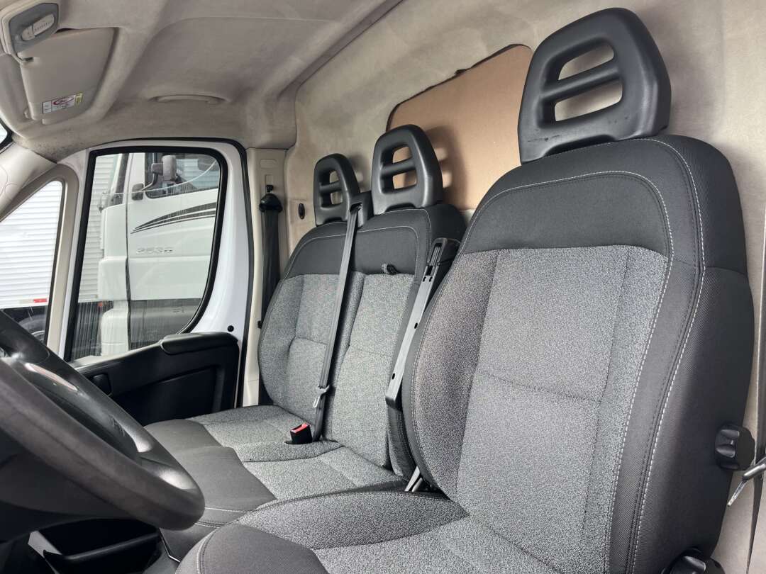 Caminhão ·UTILITÁRIO FIAT DUCATO MAXICARGO 2.3 Baú Furgão ANO 2019 de Oto Junior Caminhões no Paraná
