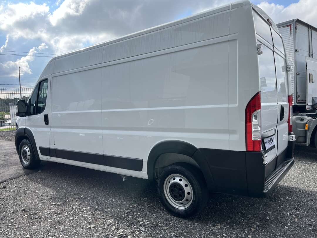 Caminhão ·UTILITÁRIO FIAT DUCATO MAXICARGO 2.3 Baú Furgão ANO 2019 de Oto Junior Caminhões no Paraná