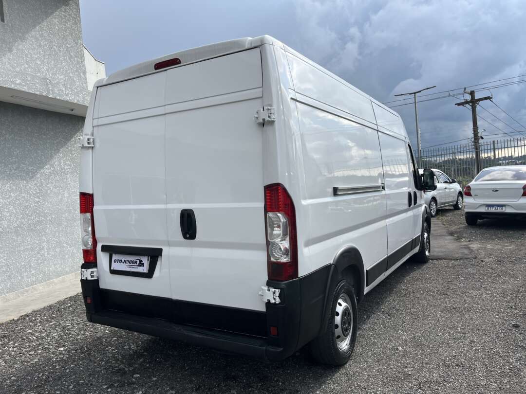 Caminhão ·UTILITÁRIO FIAT DUCATO MAXICARGO 2.3 Baú Furgão ANO 2019 de Oto Junior Caminhões no Paraná