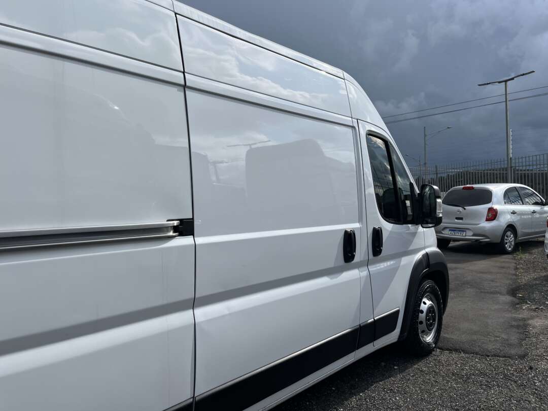 Caminhão ·UTILITÁRIO FIAT DUCATO MAXICARGO 2.3 Baú Furgão ANO 2019 de Oto Junior Caminhões no Paraná