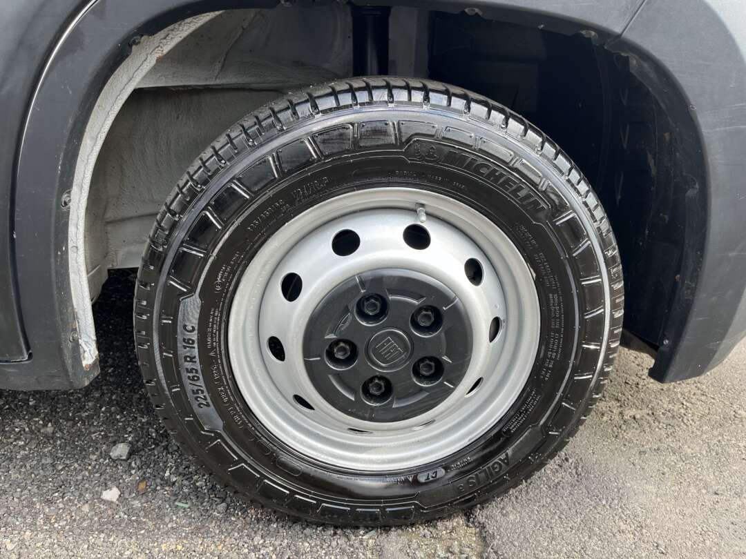 Caminhão ·UTILITÁRIO FIAT DUCATO MAXICARGO 2.3 Baú Furgão ANO 2019 de Oto Junior Caminhões no Paraná