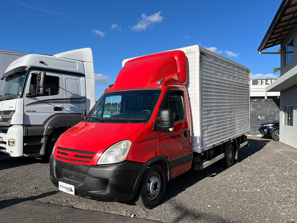 Caminhão IVECO DAILY 55c16 Baú Furgão ANO 2011 de Oto Junior Caminhões no Paraná