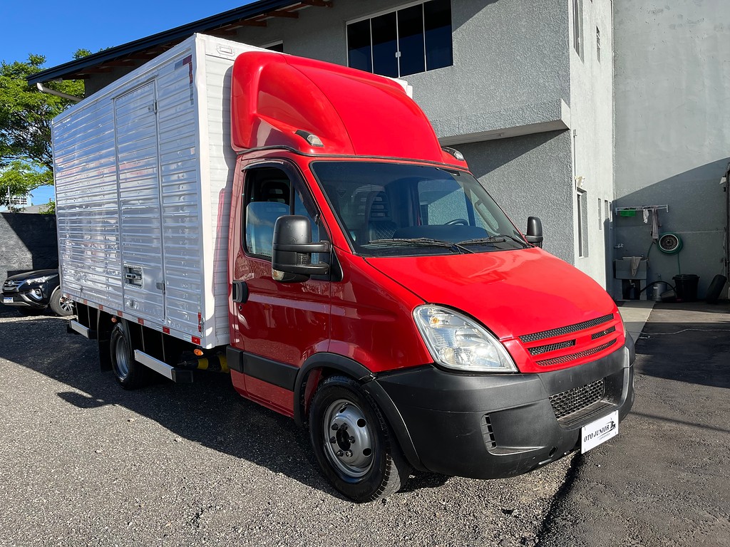 Caminhão IVECO DAILY 55c16 Baú Furgão ANO 2011 de Oto Junior Caminhões no Paraná