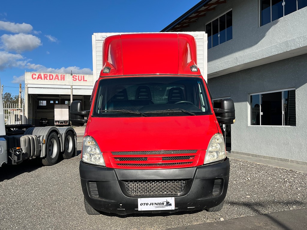 Caminhão IVECO DAILY 55c16 Baú Furgão ANO 2011 de Oto Junior Caminhões no Paraná