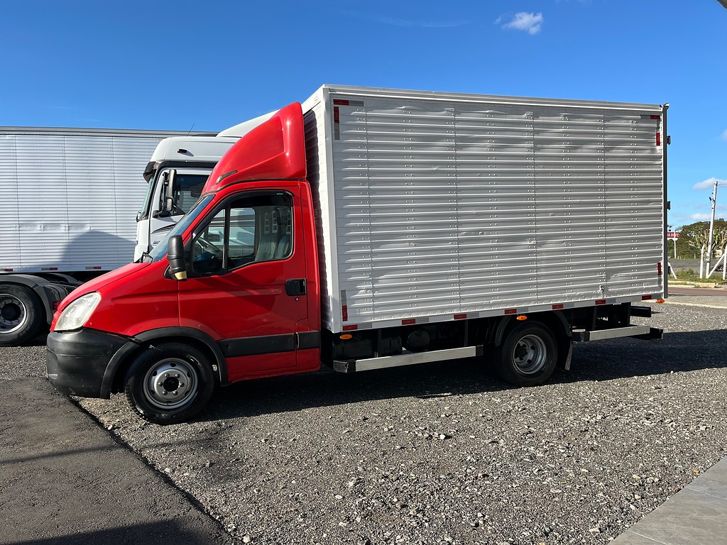 Caminhão IVECO DAILY 55c16 Baú Furgão ANO 2011 de Oto Junior Caminhões no Paraná