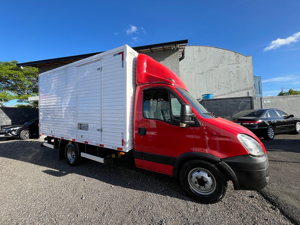 Caminhão IVECO DAILY 55c16 Baú Furgão ANO 2011 de Oto Junior Caminhões no Paraná