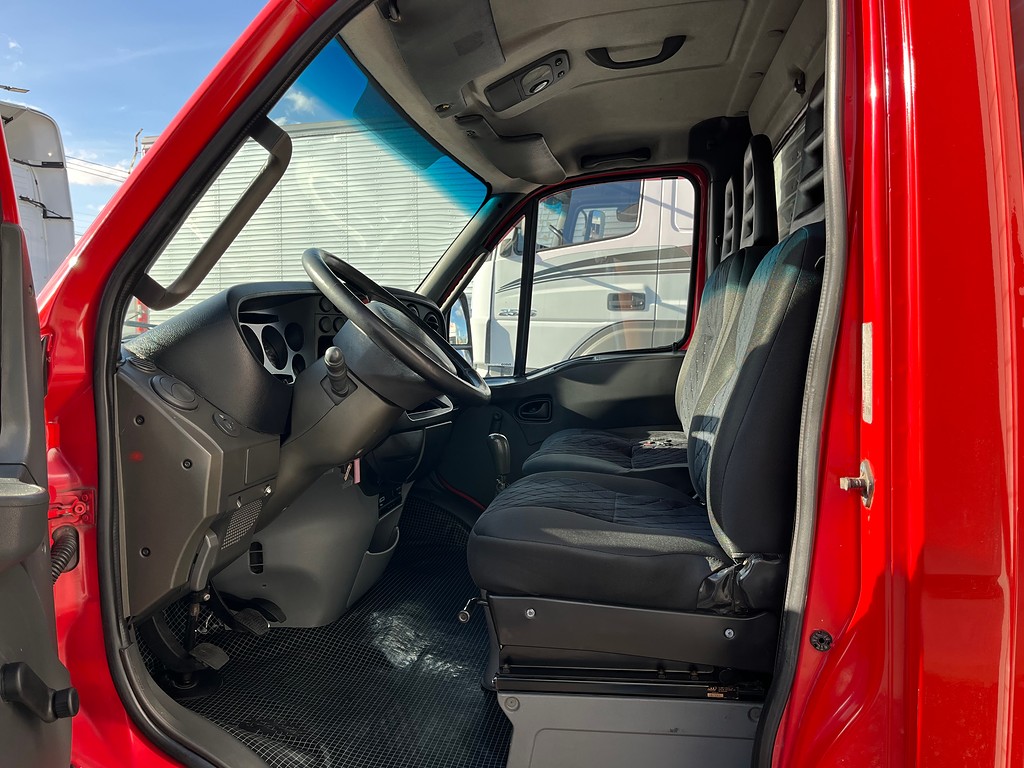 Caminhão IVECO DAILY 55c16 Baú Furgão ANO 2011 de Oto Junior Caminhões no Paraná