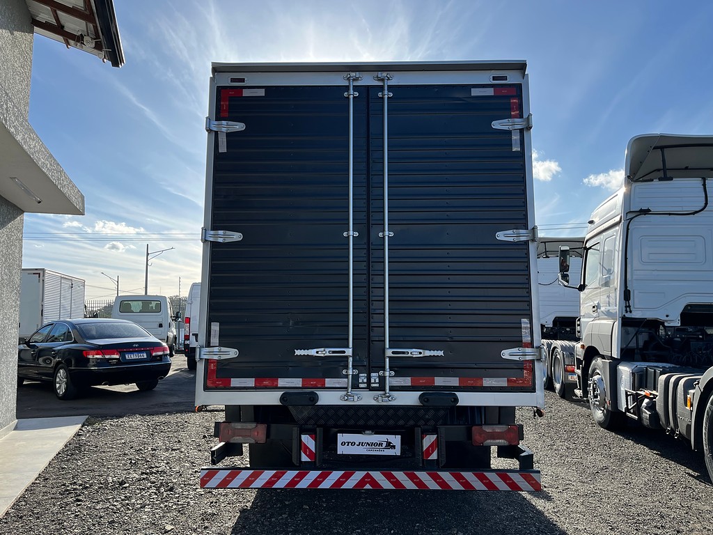 Caminhão IVECO DAILY 55c16 Baú Furgão ANO 2011 de Oto Junior Caminhões no Paraná
