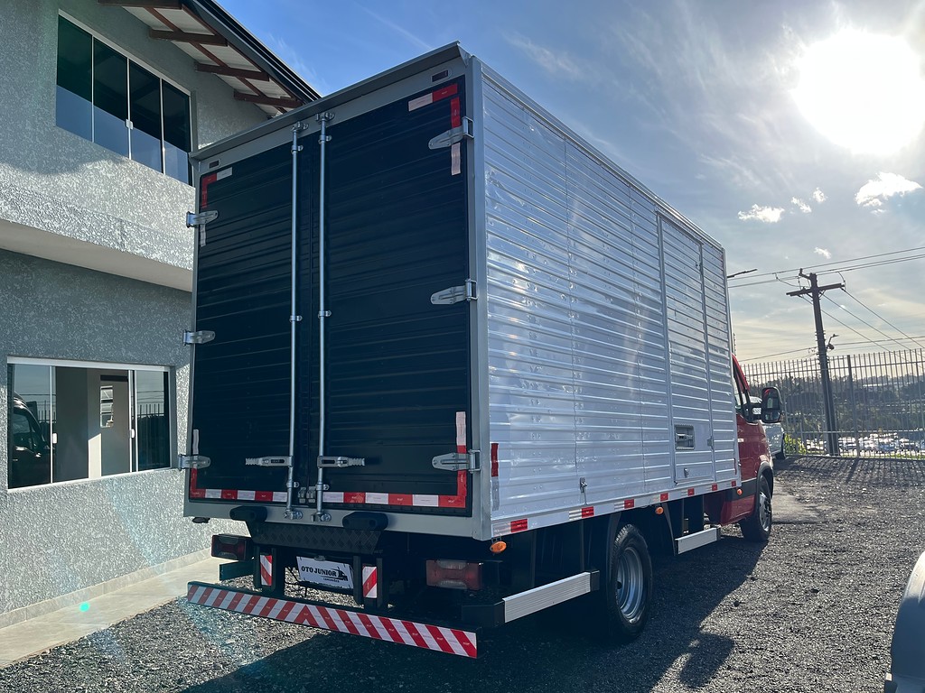 Caminhão IVECO DAILY 55c16 Baú Furgão ANO 2011 de Oto Junior Caminhões no Paraná