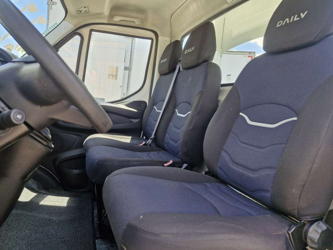 Caminhão IVECO DAILY 35-150 Ano 2022 Plataforma Guincho de Oto Junior Caminhões no Paraná