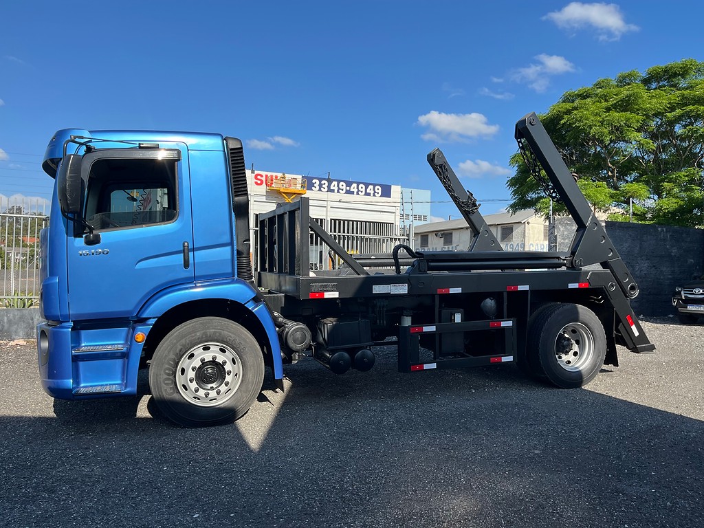 Caminhão VOLKSWAGEN VW 15190 Poliguindaste ANO 2013 de Oto Junior Caminhões no Paraná