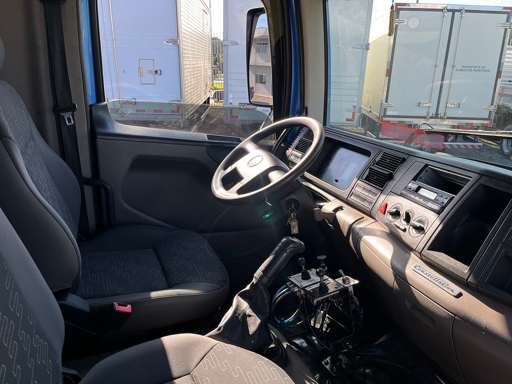 Caminhão VOLKSWAGEN VW 15190 Poliguindaste ANO 2013 de Oto Junior Caminhões no Paraná