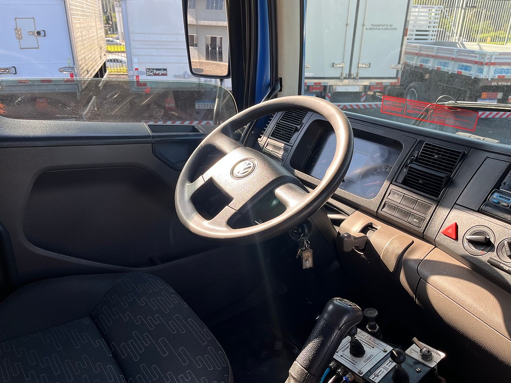 Caminhão VOLKSWAGEN VW 15190 Poliguindaste ANO 2013 de Oto Junior Caminhões no Paraná