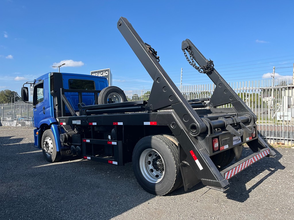 Caminhão VOLKSWAGEN VW 15190 Poliguindaste ANO 2013 de Oto Junior Caminhões no Paraná