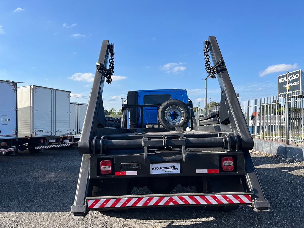 Caminhão VOLKSWAGEN VW 15190 Poliguindaste ANO 2013 de Oto Junior Caminhões no Paraná
