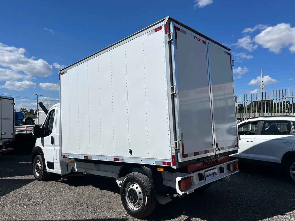 Caminhão ·UTILITÁRIO FIAT DUCATO CHASSI 2.3 Baú Furgão ANO 2021 de Oto Junior Caminhões no Paraná