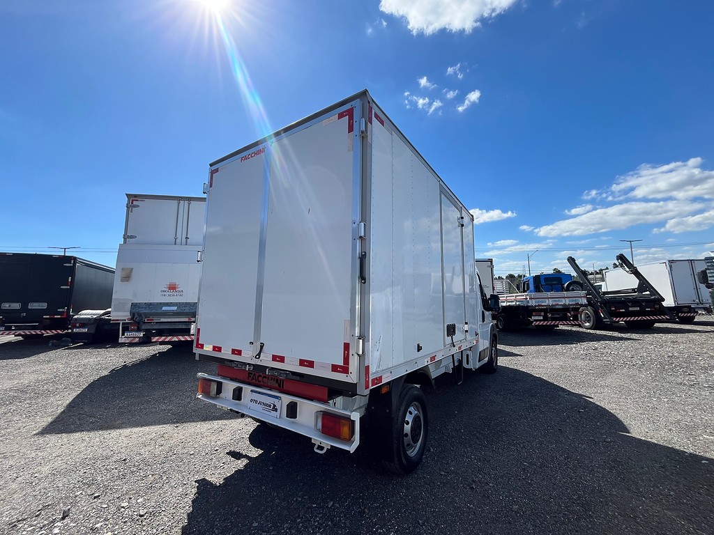 Caminhão ·UTILITÁRIO FIAT DUCATO CHASSI 2.3 Baú Furgão ANO 2021 de Oto Junior Caminhões no Paraná