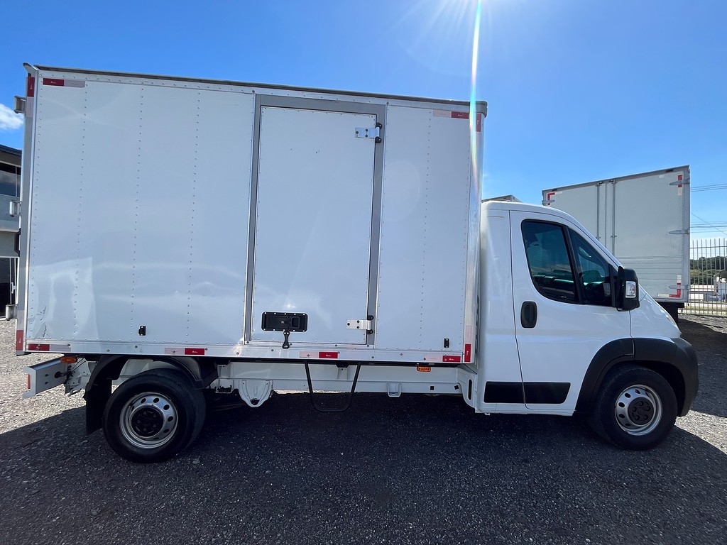 Caminhão ·UTILITÁRIO FIAT DUCATO CHASSI 2.3 Baú Furgão ANO 2021 de Oto Junior Caminhões no Paraná