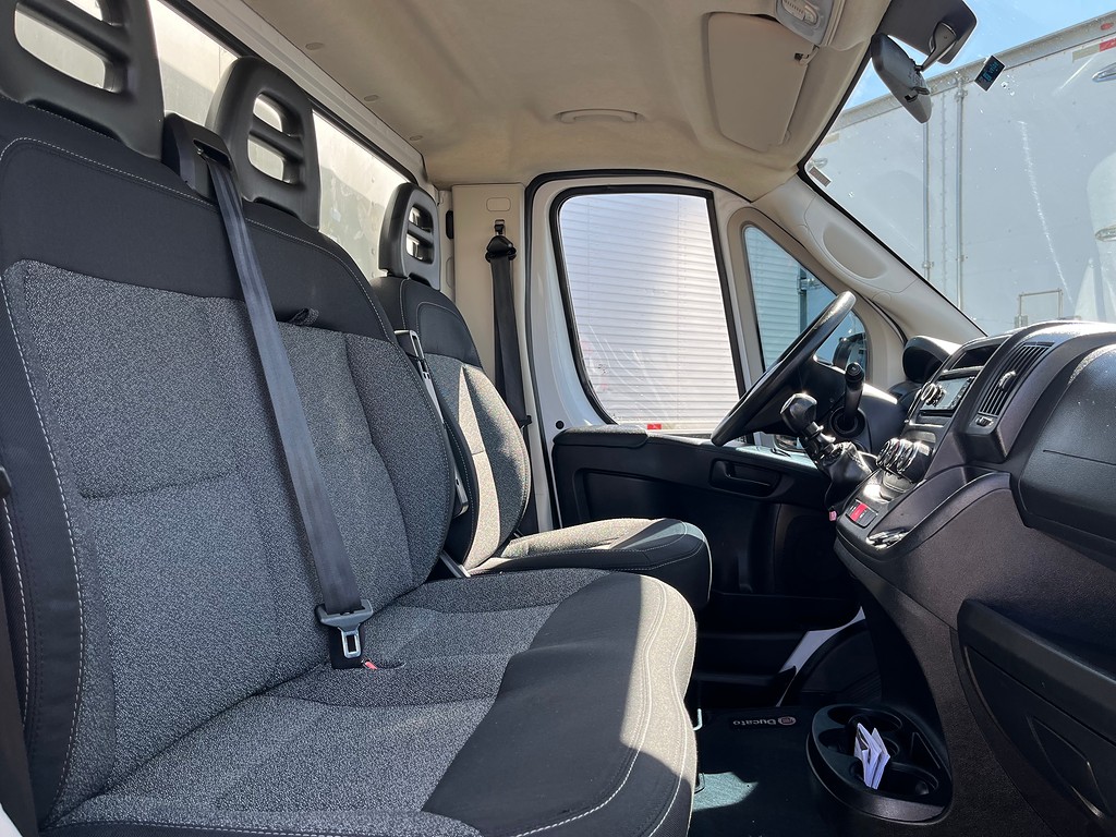 Caminhão ·UTILITÁRIO FIAT DUCATO CHASSI 2.3 Baú Furgão ANO 2021 de Oto Junior Caminhões no Paraná