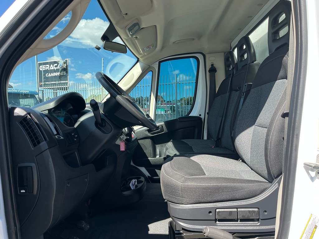 Caminhão ·UTILITÁRIO FIAT DUCATO CHASSI 2.3 Baú Furgão ANO 2021 de Oto Junior Caminhões no Paraná