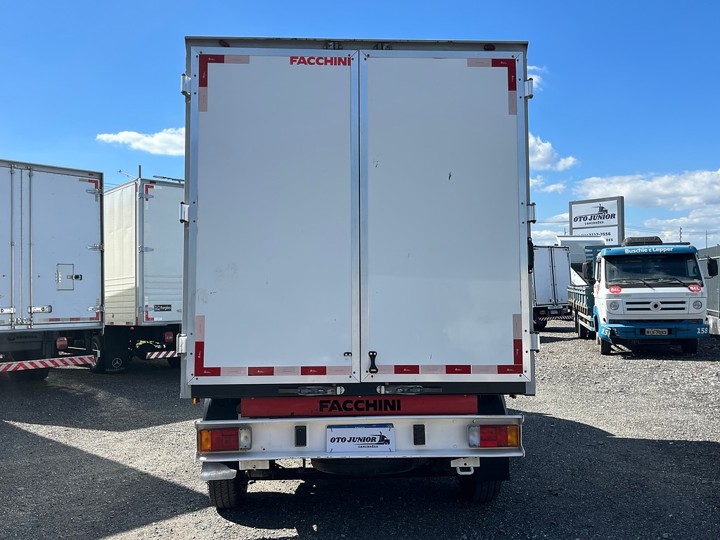 Caminhão ·UTILITÁRIO FIAT DUCATO CHASSI 2.3 Baú Furgão ANO 2021 de Oto Junior Caminhões no Paraná