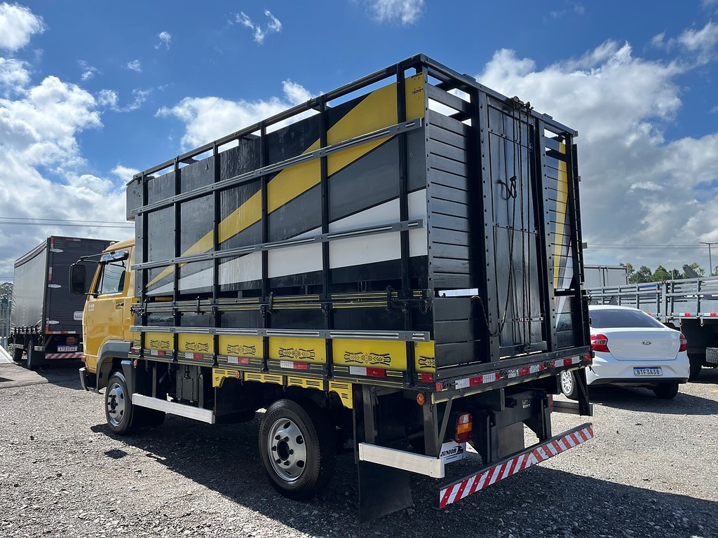 Caminhão VOLKSWAGEN VW 5140 Boiadeiro ANO 2006 de Oto Junior Caminhões no Paraná