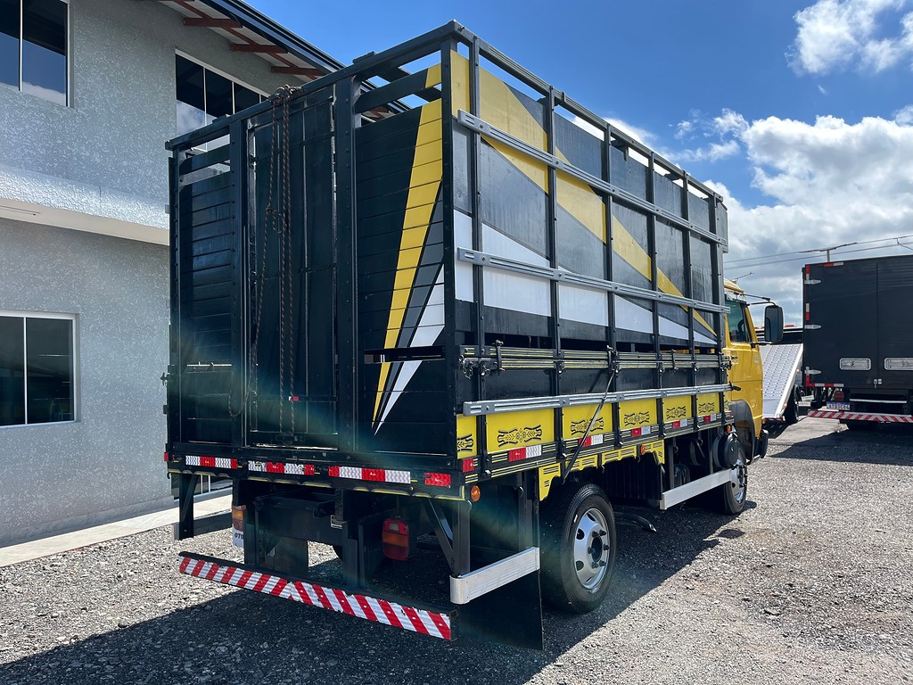 Caminhão VOLKSWAGEN VW 5140 Boiadeiro ANO 2006 de Oto Junior Caminhões no Paraná