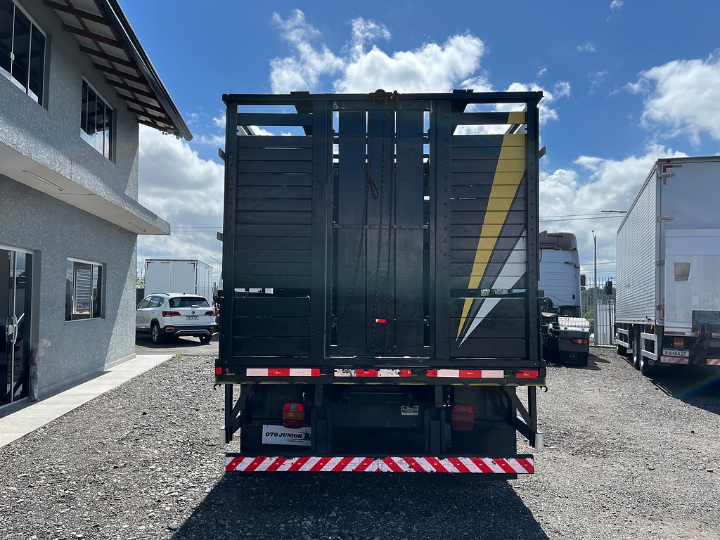 Caminhão VOLKSWAGEN VW 5140 Boiadeiro ANO 2006 de Oto Junior Caminhões no Paraná