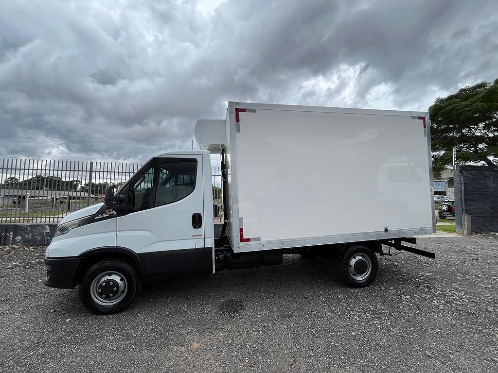Caminhão IVECO DAILY 35-160 Baú Frigorífico ANO 2022 de Oto Junior Caminhões no Paraná