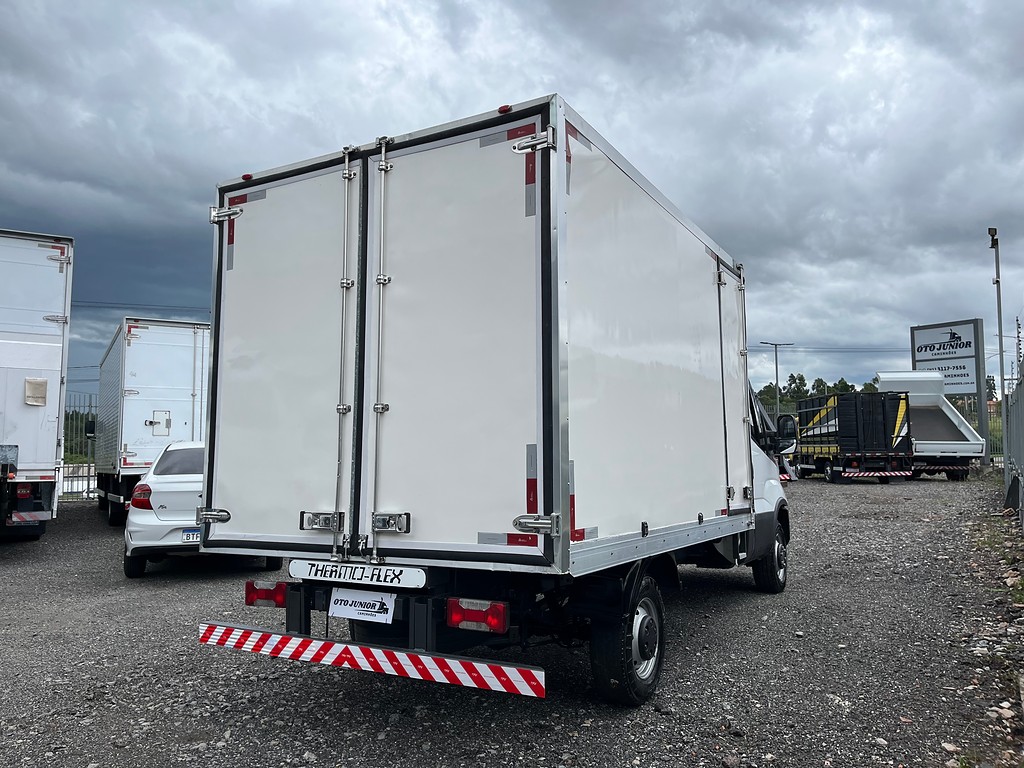 Caminhão IVECO DAILY 35-160 Baú Frigorífico ANO 2022 de Oto Junior Caminhões no Paraná