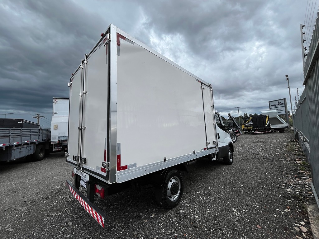 Caminhão IVECO DAILY 35-160 Baú Frigorífico ANO 2022 de Oto Junior Caminhões no Paraná