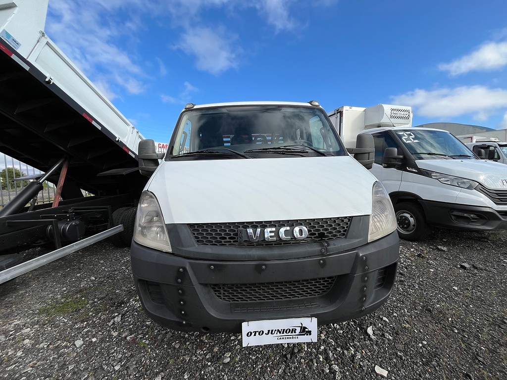 Caminhão IVECO DAILY 70c17 Carroceria ANO 2014 de Oto Junior Caminhões no Paraná