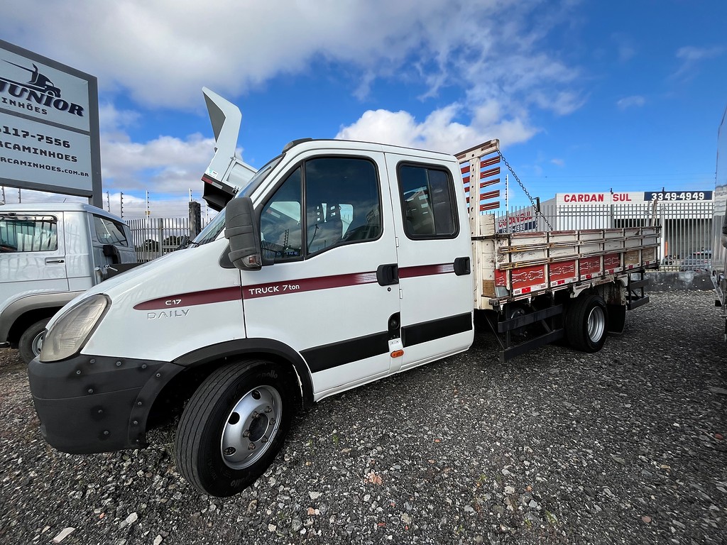 Caminhão IVECO DAILY 70c17 Carroceria ANO 2014 de Oto Junior Caminhões no Paraná