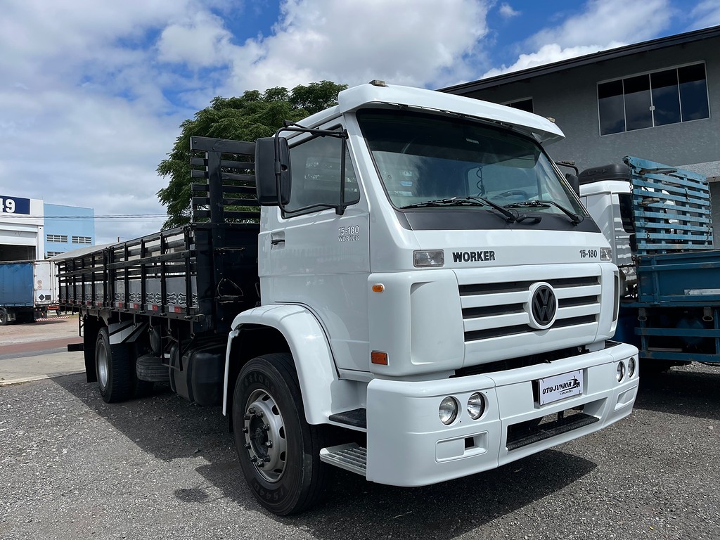 Caminhão VOLKSWAGEN VW 15180 Carroceria ANO 2010 de Oto Junior Caminhões no Paraná