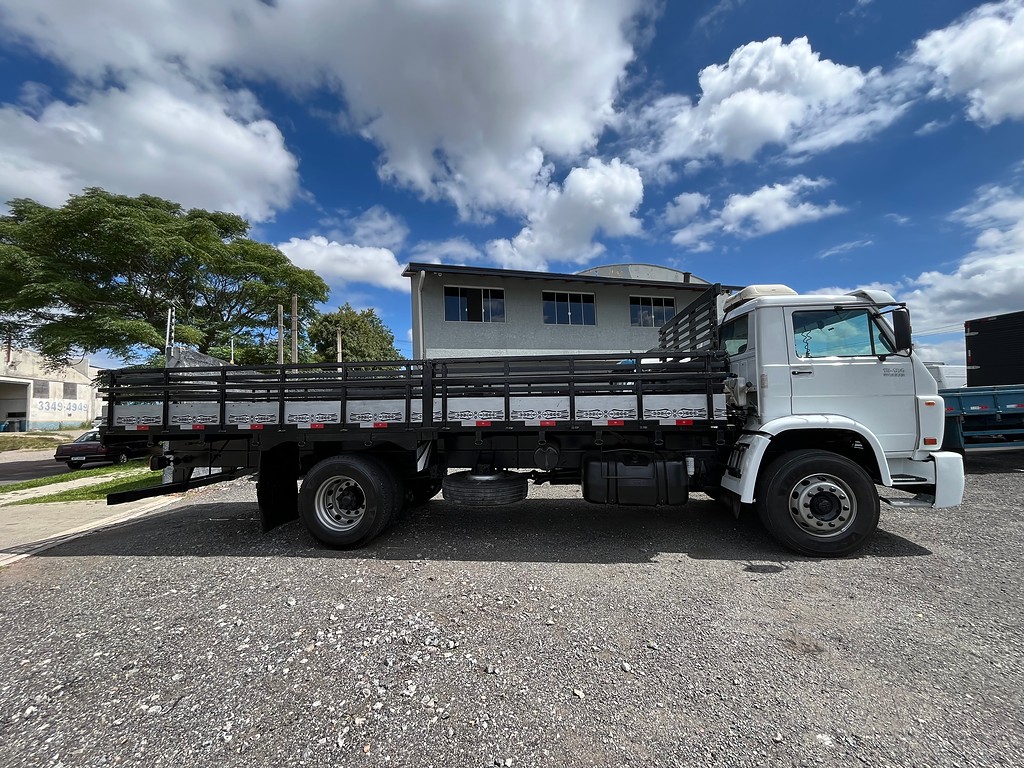 Caminhão VOLKSWAGEN VW 15180 Carroceria ANO 2010 de Oto Junior Caminhões no Paraná