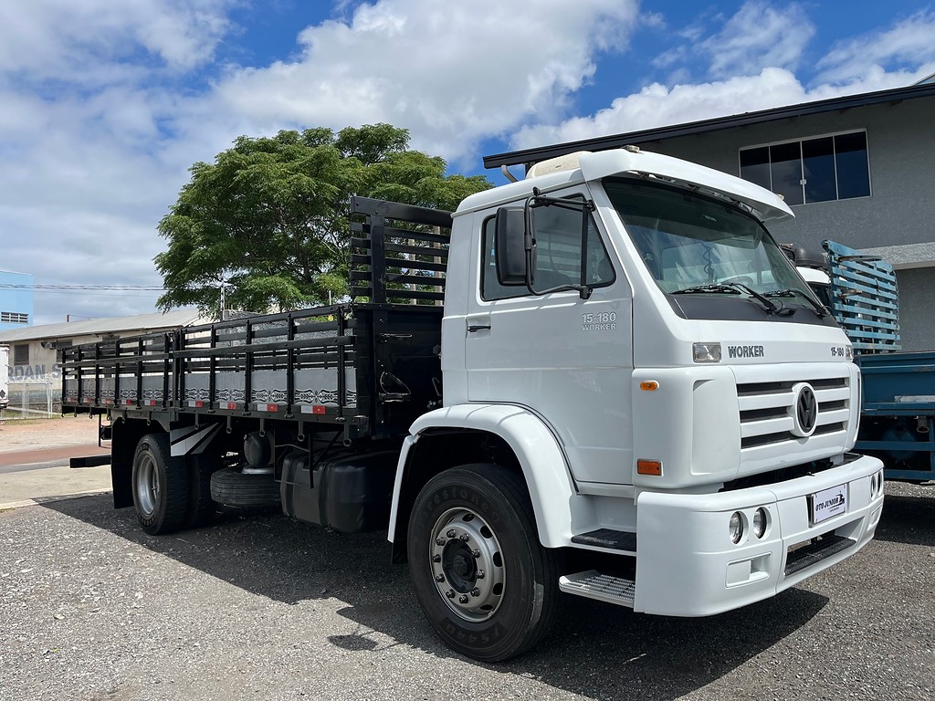 Caminhão VOLKSWAGEN VW 15180 Carroceria ANO 2010 de Oto Junior Caminhões no Paraná