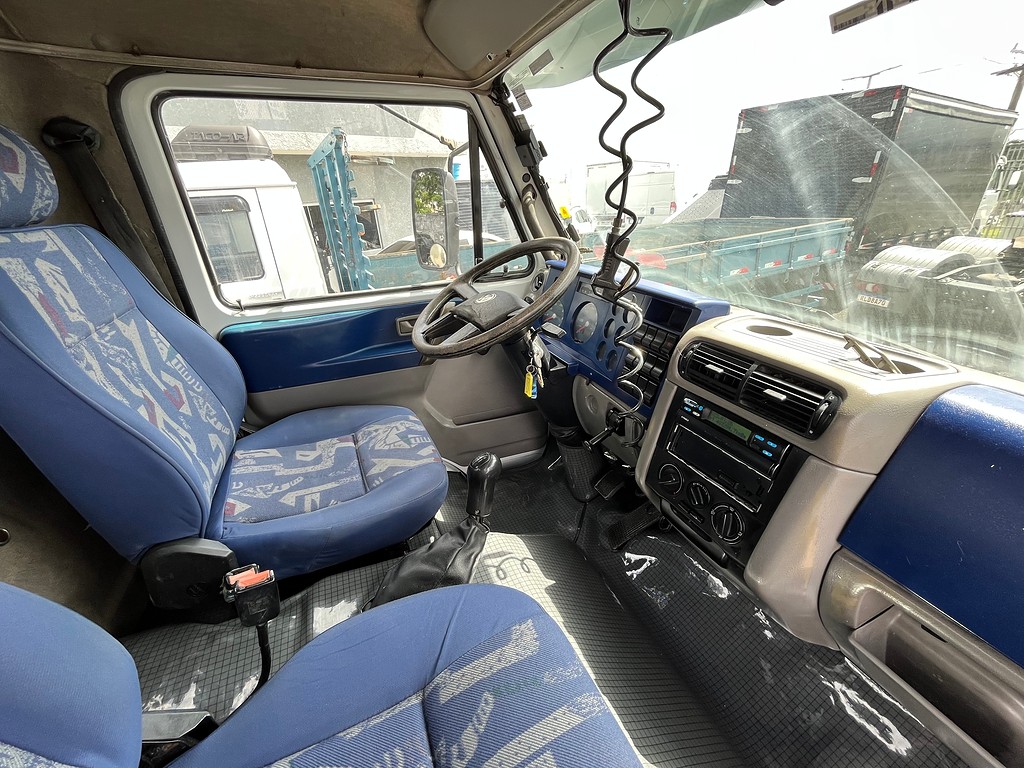 Caminhão VOLKSWAGEN VW 15180 Carroceria ANO 2010 de Oto Junior Caminhões no Paraná