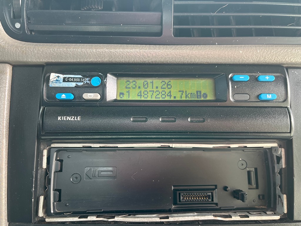 Caminhão VOLKSWAGEN VW 15180 Carroceria ANO 2010 de Oto Junior Caminhões no Paraná