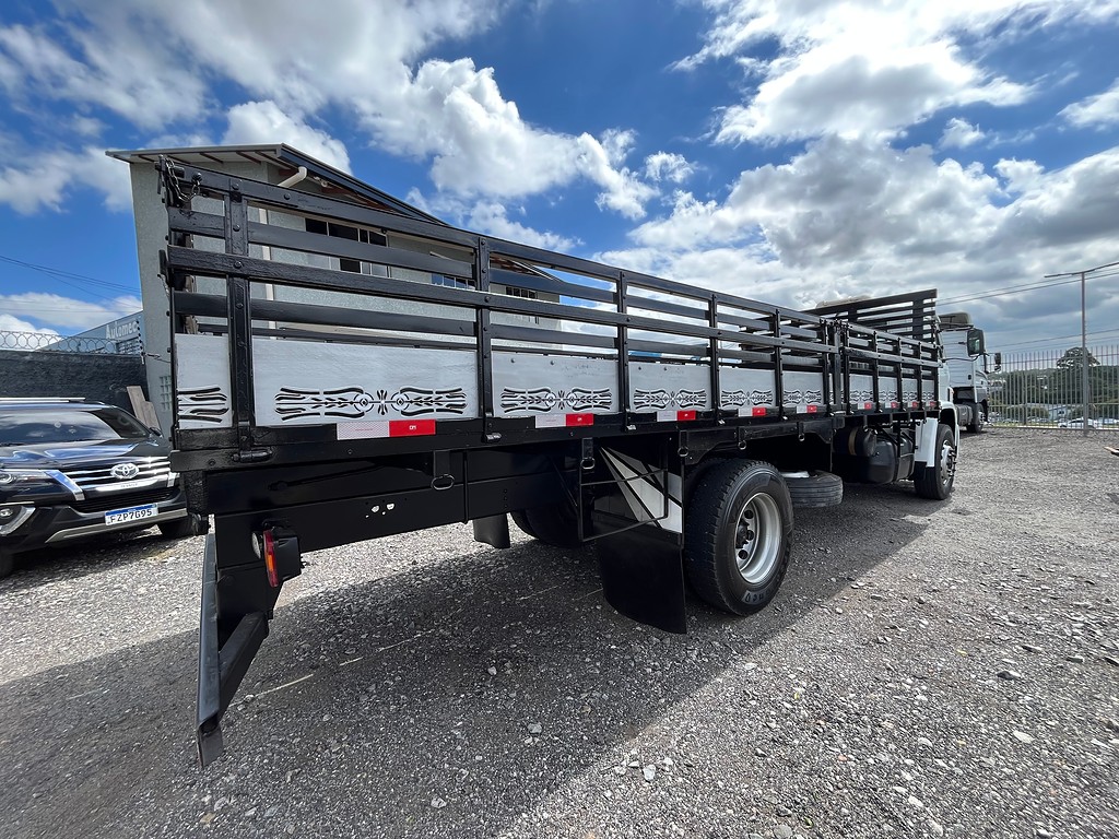 Caminhão VOLKSWAGEN VW 15180 Carroceria ANO 2010 de Oto Junior Caminhões no Paraná