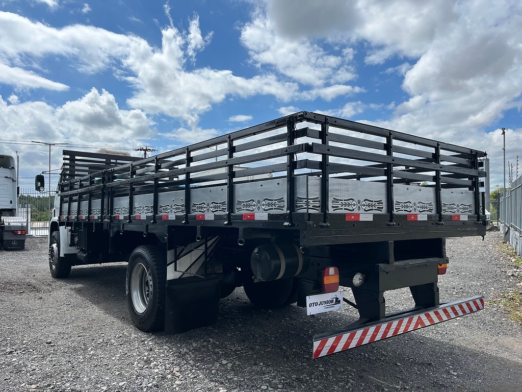 Caminhão VOLKSWAGEN VW 15180 Carroceria ANO 2010 de Oto Junior Caminhões no Paraná