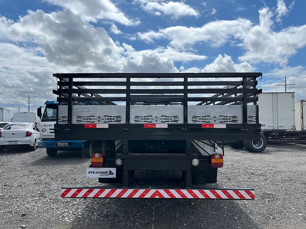 Caminhão VOLKSWAGEN VW 15180 Carroceria ANO 2010 de Oto Junior Caminhões no Paraná