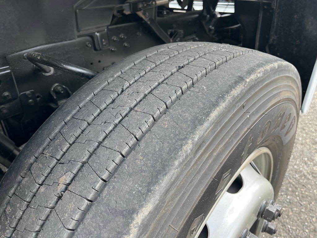 Caminhão VOLKSWAGEN VW 15180 Carroceria ANO 2010 de Oto Junior Caminhões no Paraná