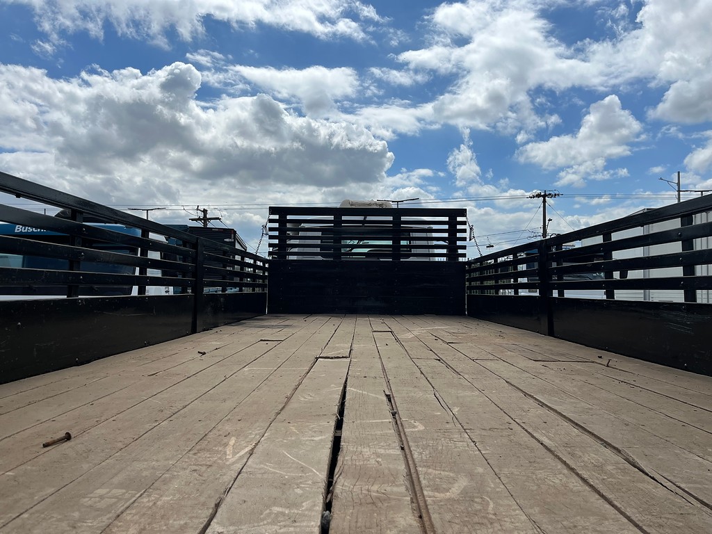 Caminhão VOLKSWAGEN VW 15180 Carroceria ANO 2010 de Oto Junior Caminhões no Paraná