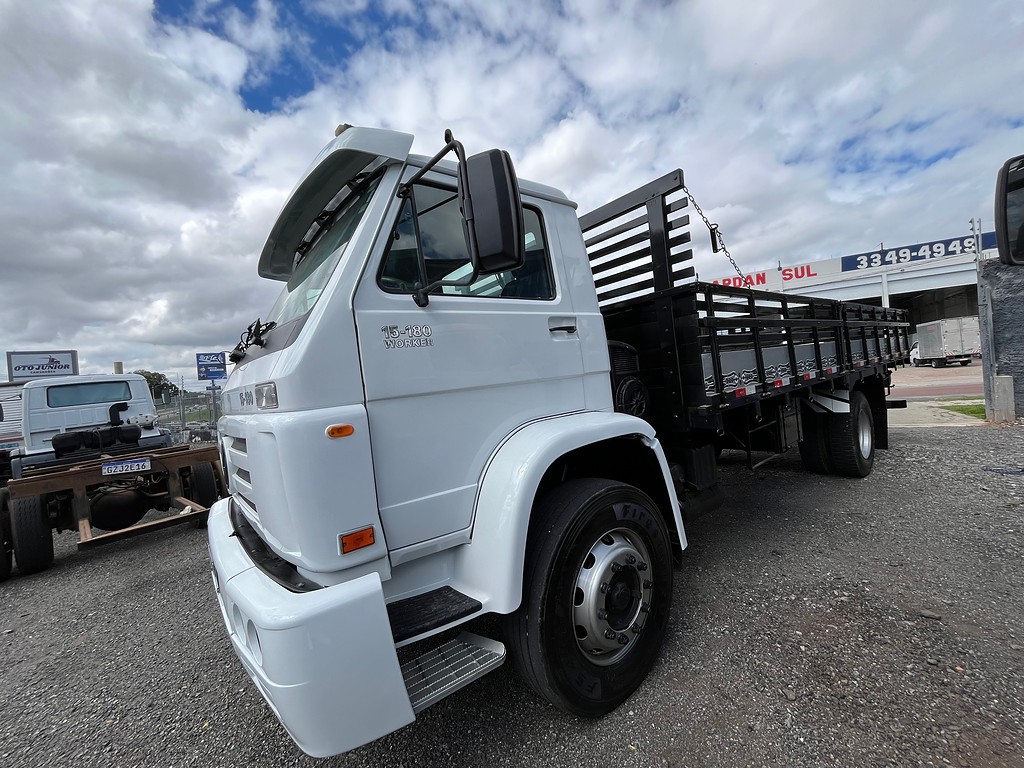 Caminhão VOLKSWAGEN VW 15180 Carroceria ANO 2010 de Oto Junior Caminhões no Paraná