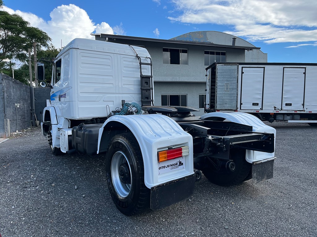 Caminhão MERCEDES BENZ MB 1634 Cavalo Mecânico ANO 2011 de Oto Junior Caminhões no Paraná